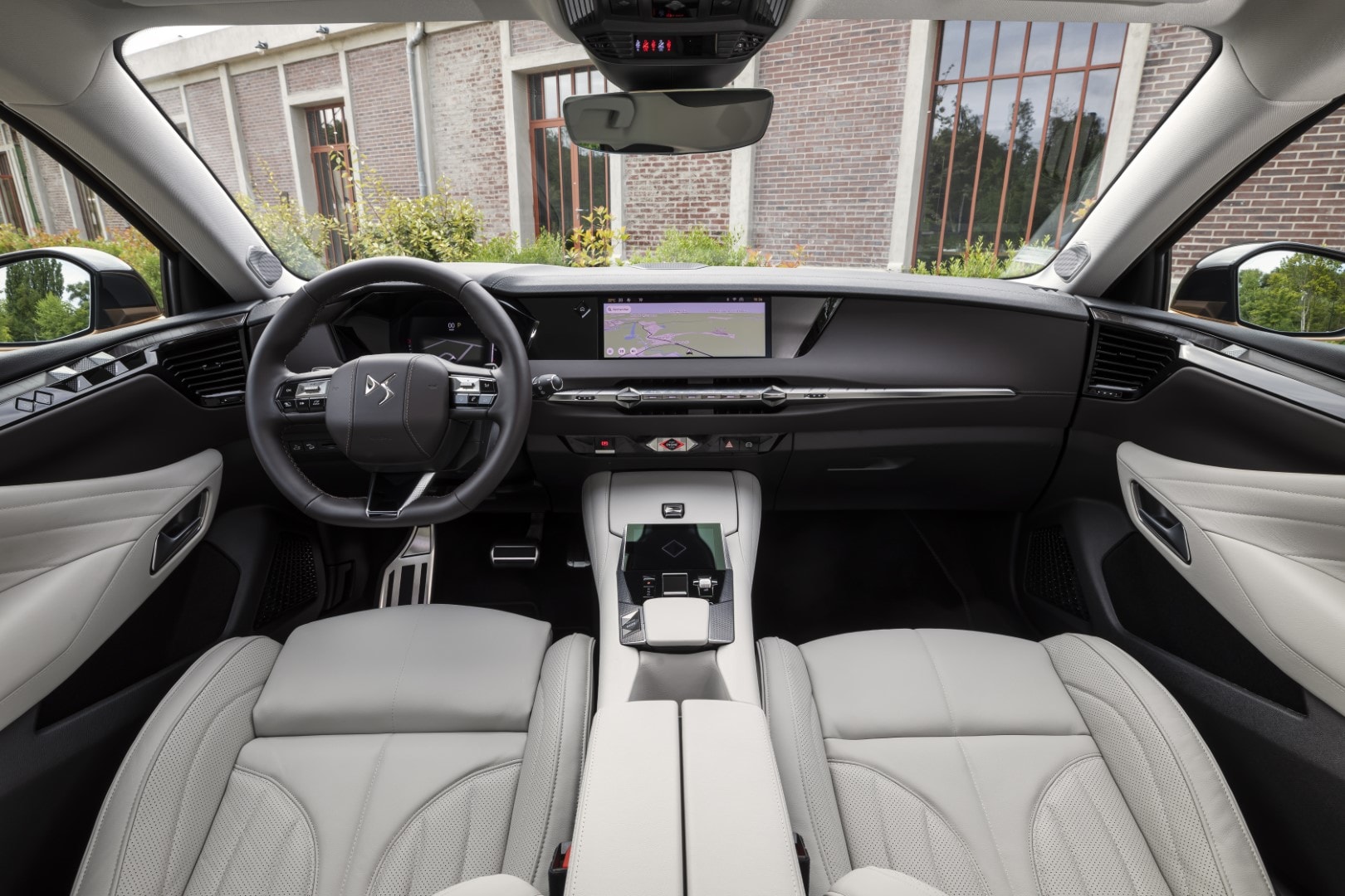 Vista de la cabina digital y consola central del DS 4, con acabados premium