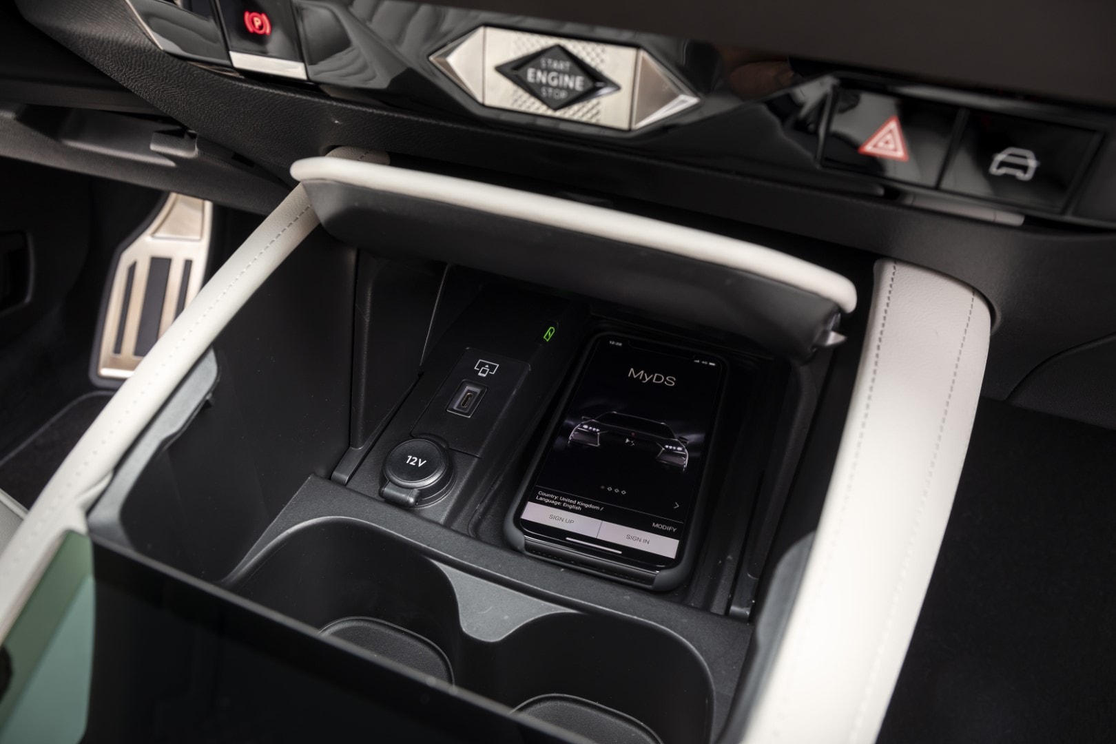 Consola central con zona táctil para el control de funciones del vehículo