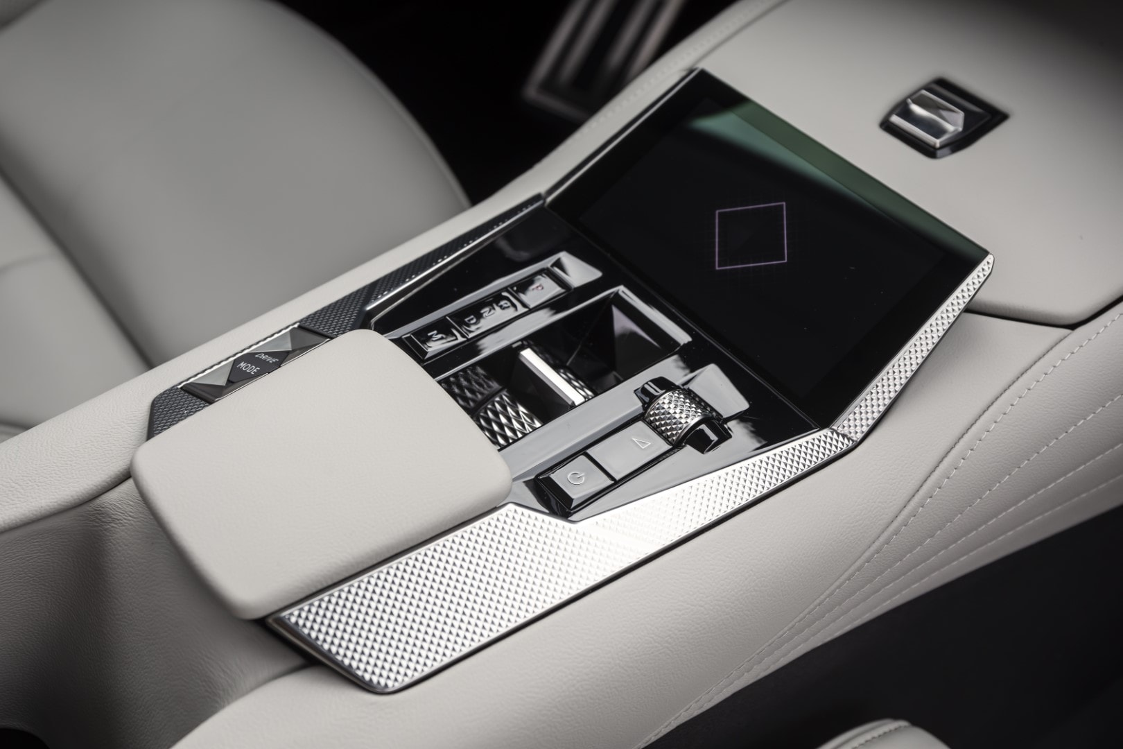 Consola central con compartimentos y detalles en metal.