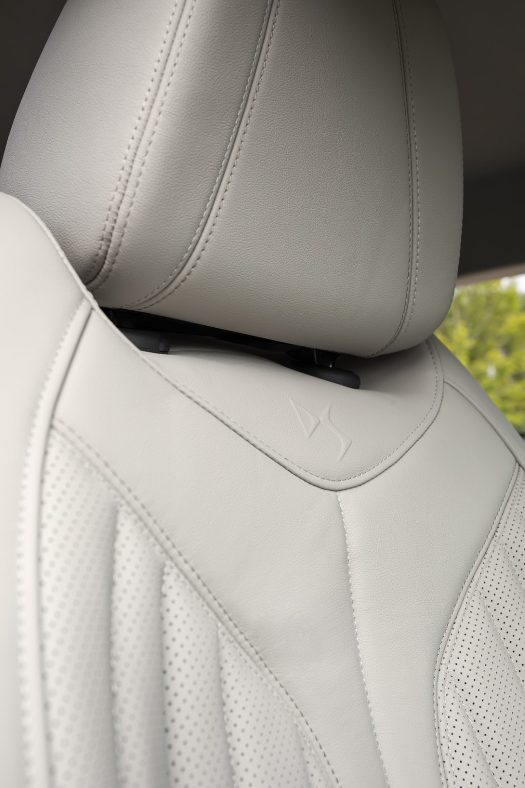 Primer plano de la textura y acabado del cuero en el asiento del DS 4