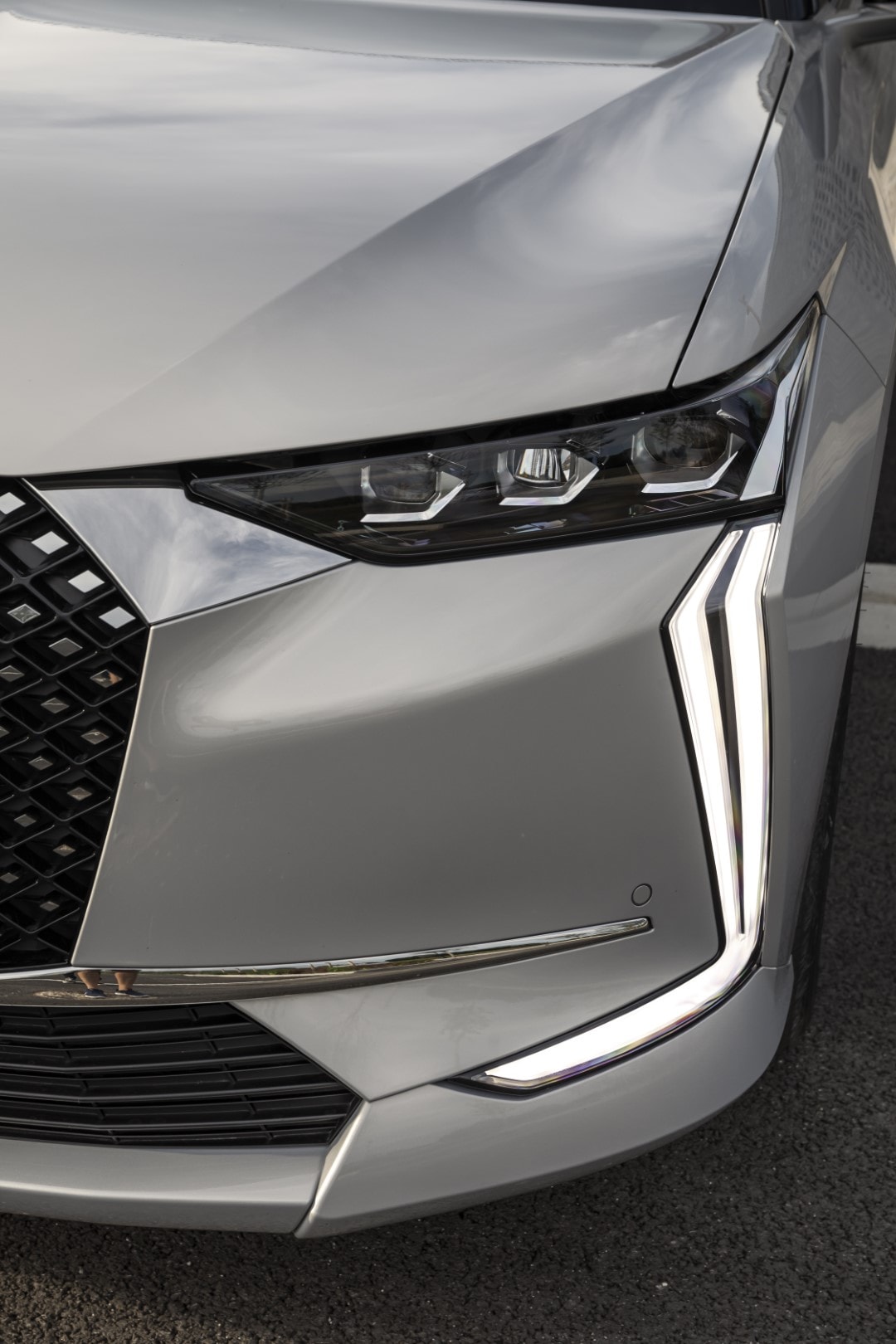 Close-up de la óptica delantera del DS 4, realzando su diseño angular