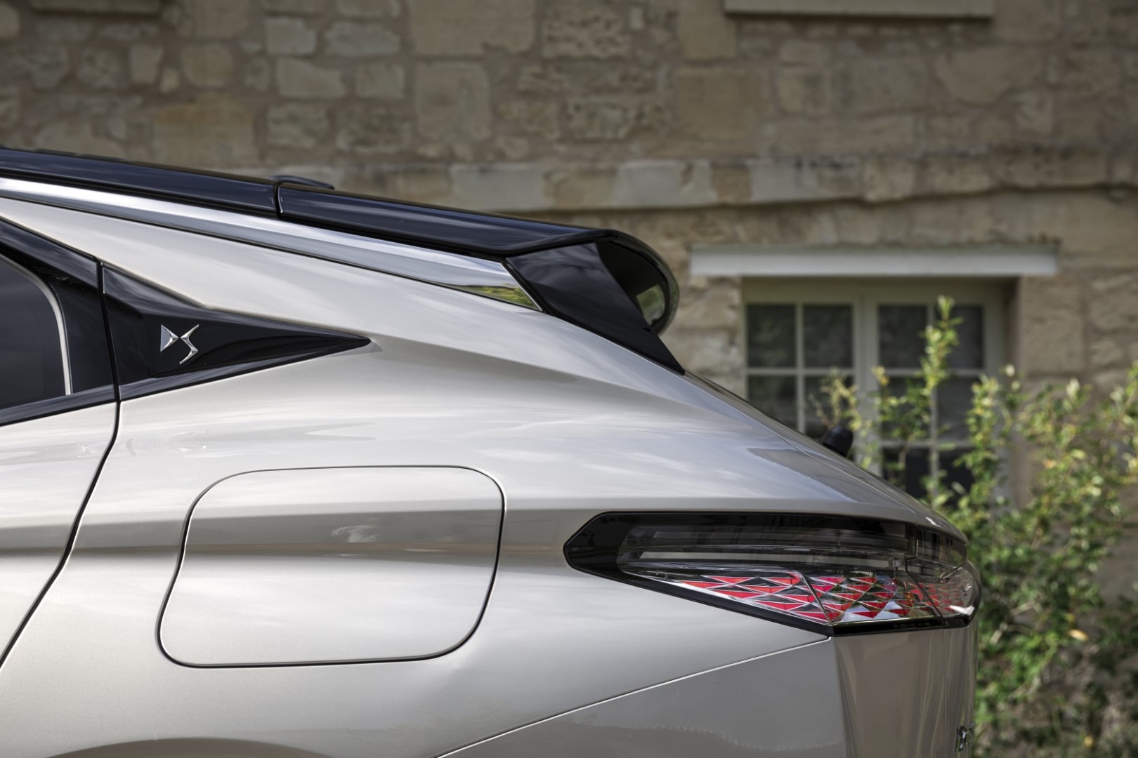 Spoiler con integración de la luz de freno y diseño aerodinámico.