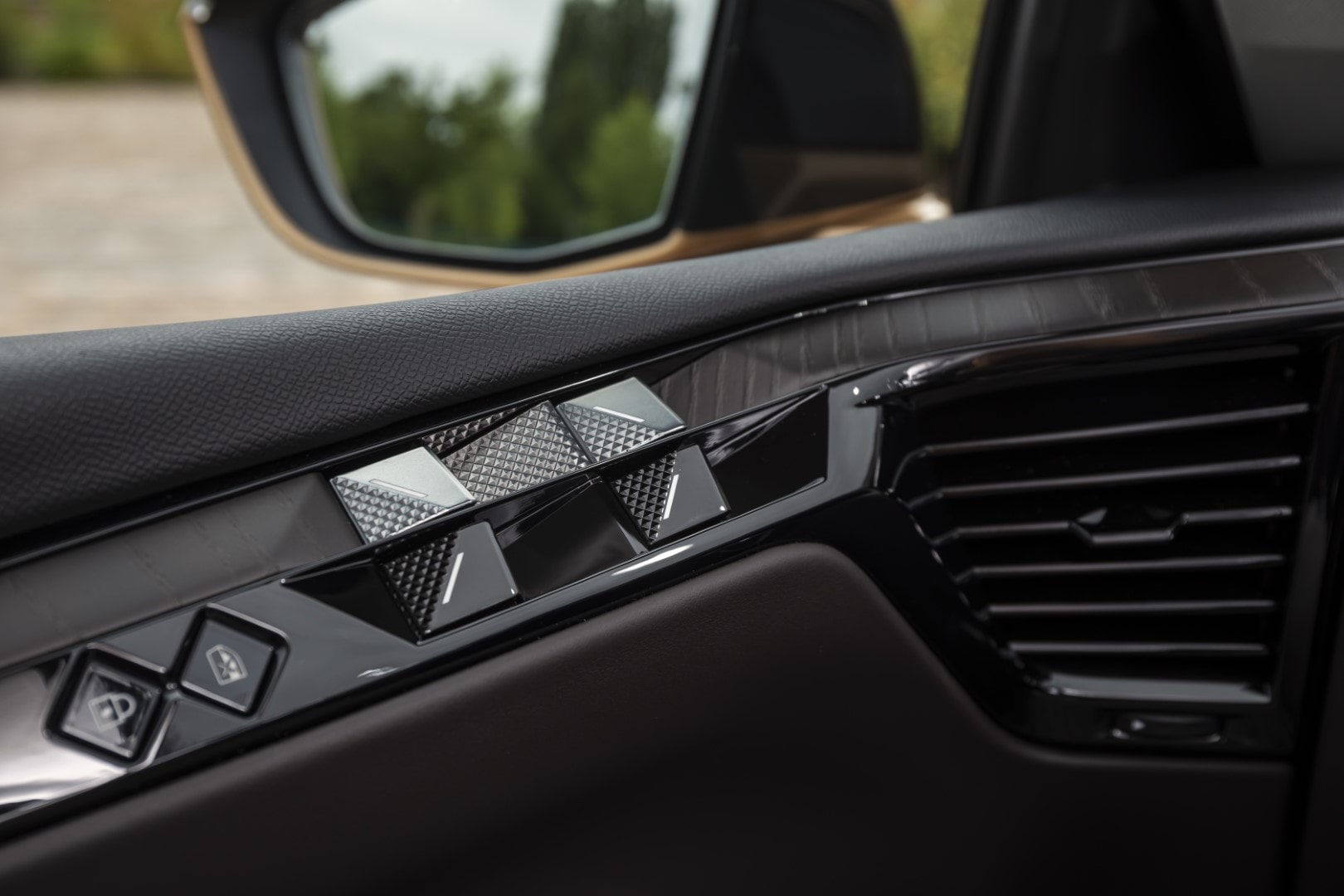 Acabados de puerta con diseño geométrico y materiales de calidad.