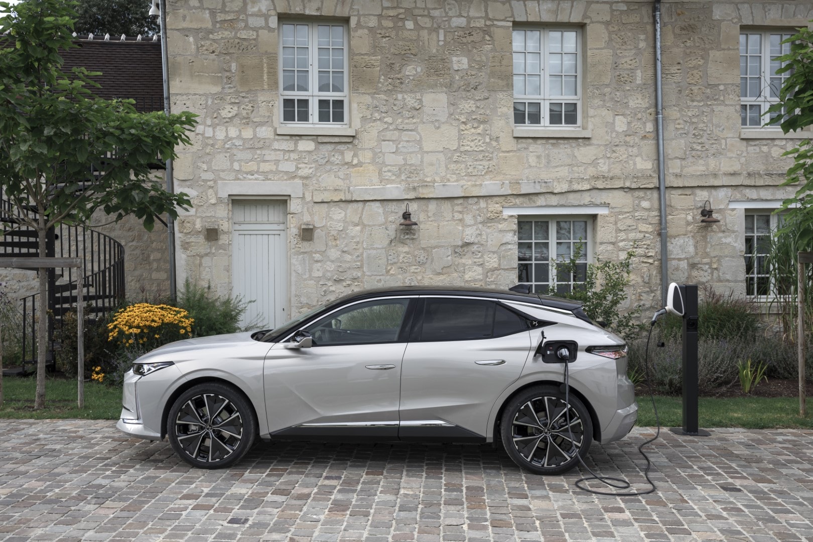 Imagen del DS 4 durante la carga, ilustrando su perfil lateral.