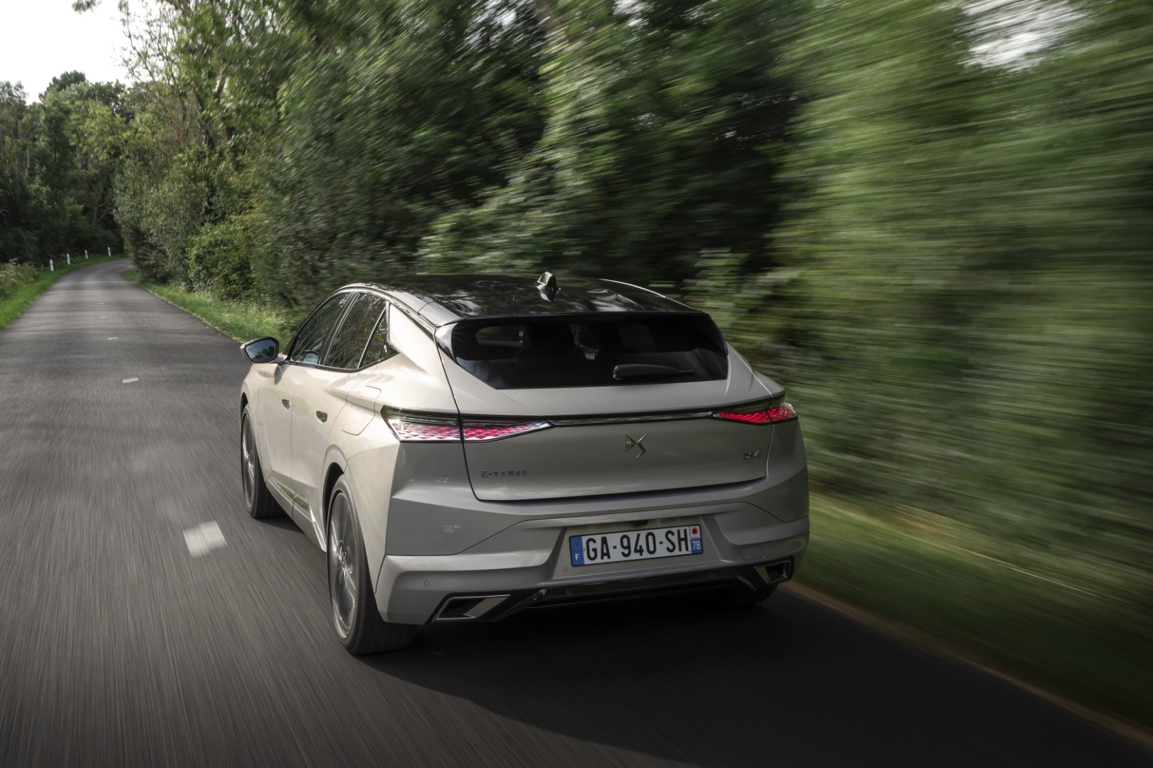 DS 4 capturado en pleno desplazamiento, resaltando su diseño trasero.