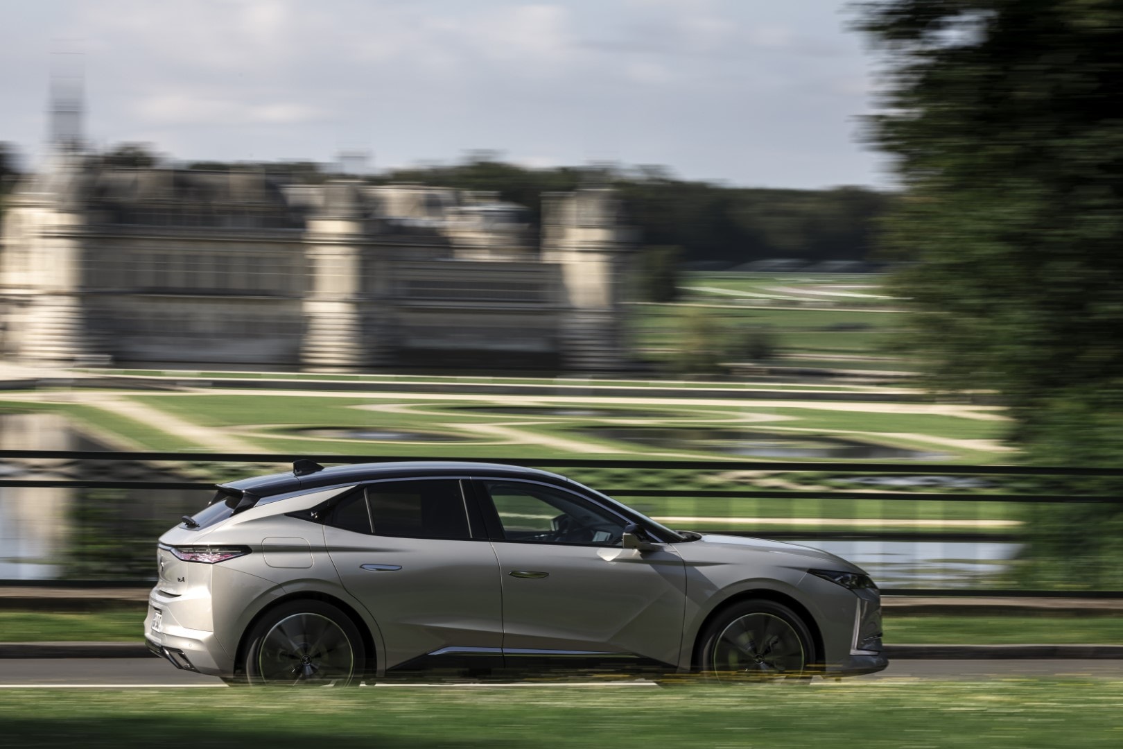 Vista lateral del DS 4 en movimiento, destacando su perfil dinámico.