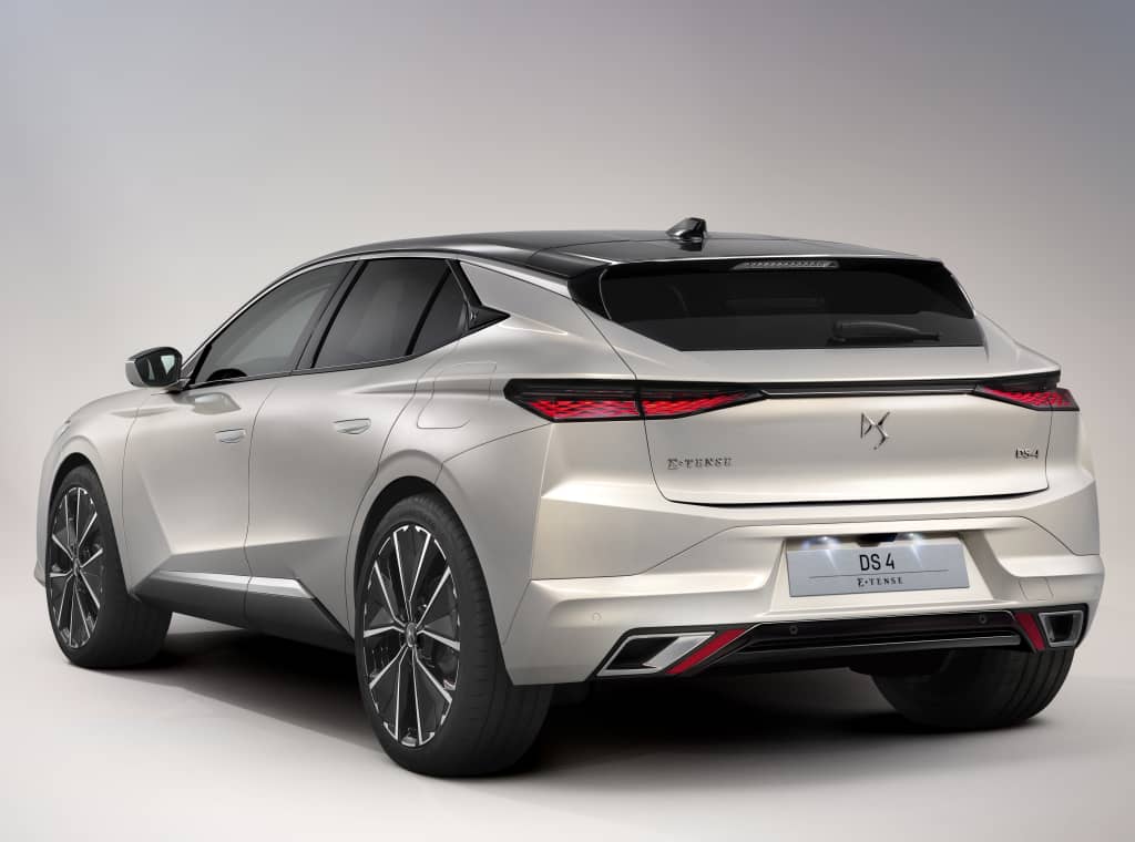 Diseño trasero del DS 4 híbrido destacando pilotos y líneas dinámicas.