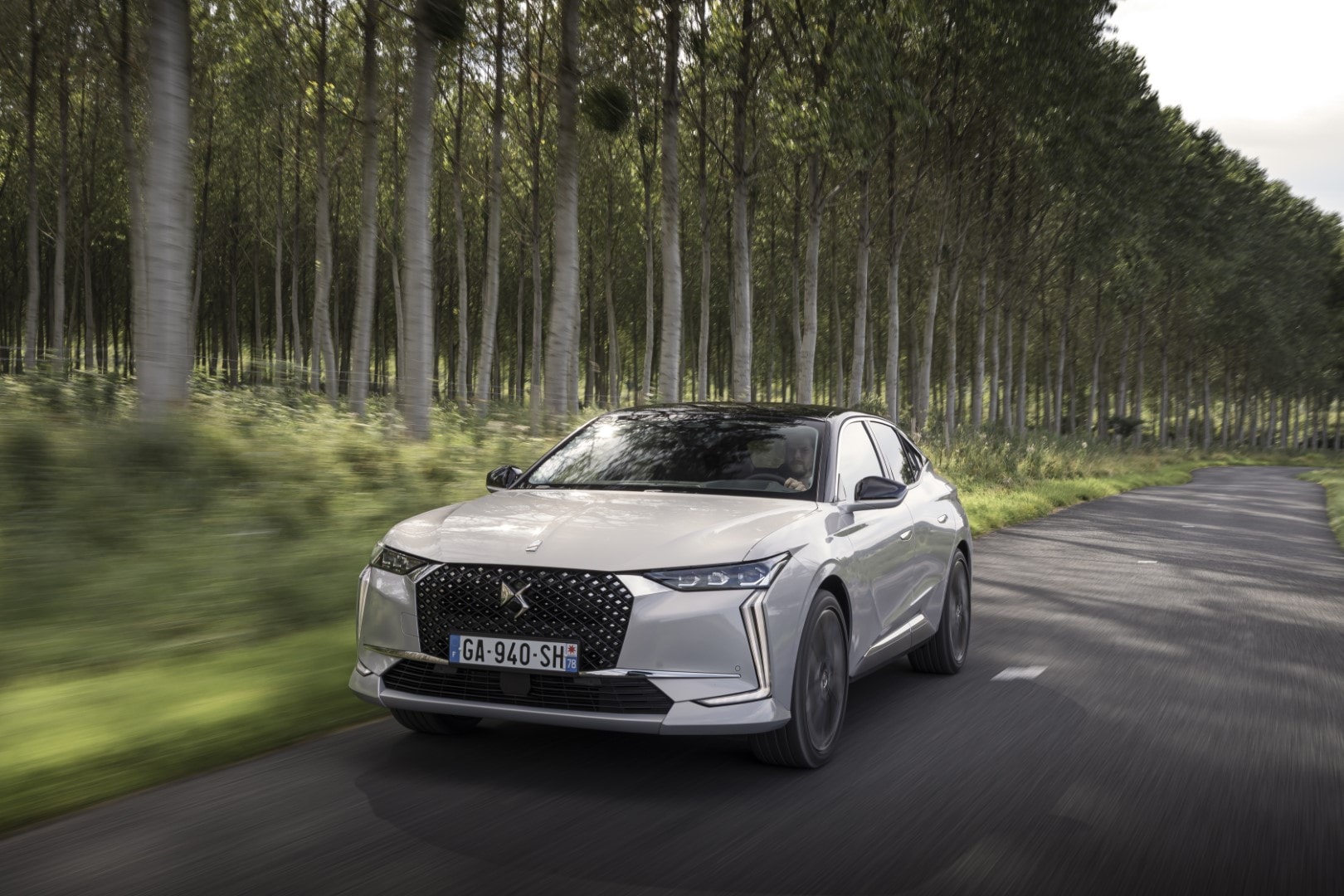 El DS 4 híbrido capturado en una toma frontal y lateral, mostrando su diseño vanguardista.