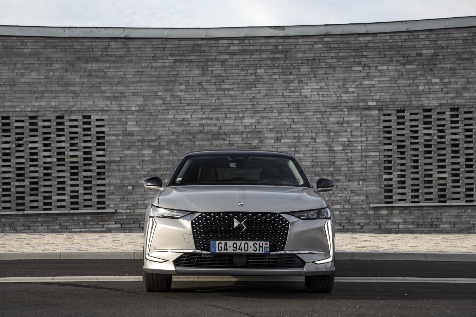 Imagen frontal estática del DS 4 híbrido que muestra su parrilla distintiva y faros.