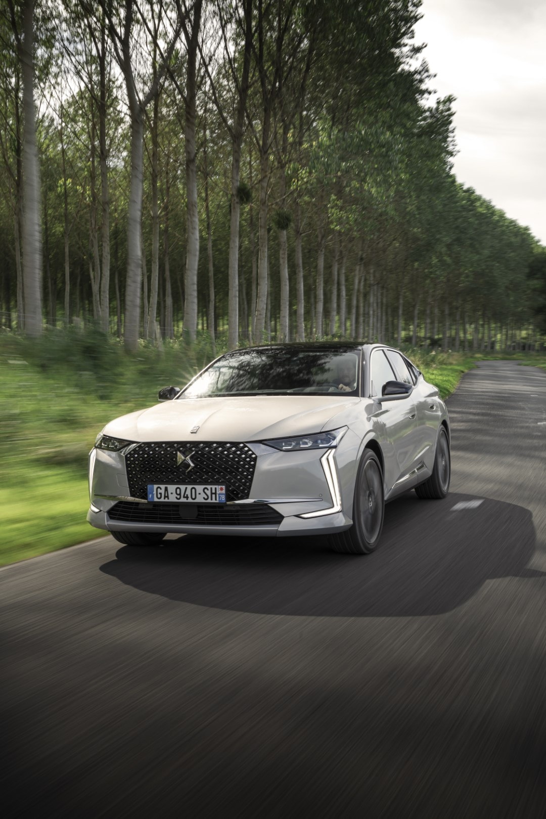 Presencia imponente del DS 4 híbrido, capturada en su ángulo frontal durante la conducción.