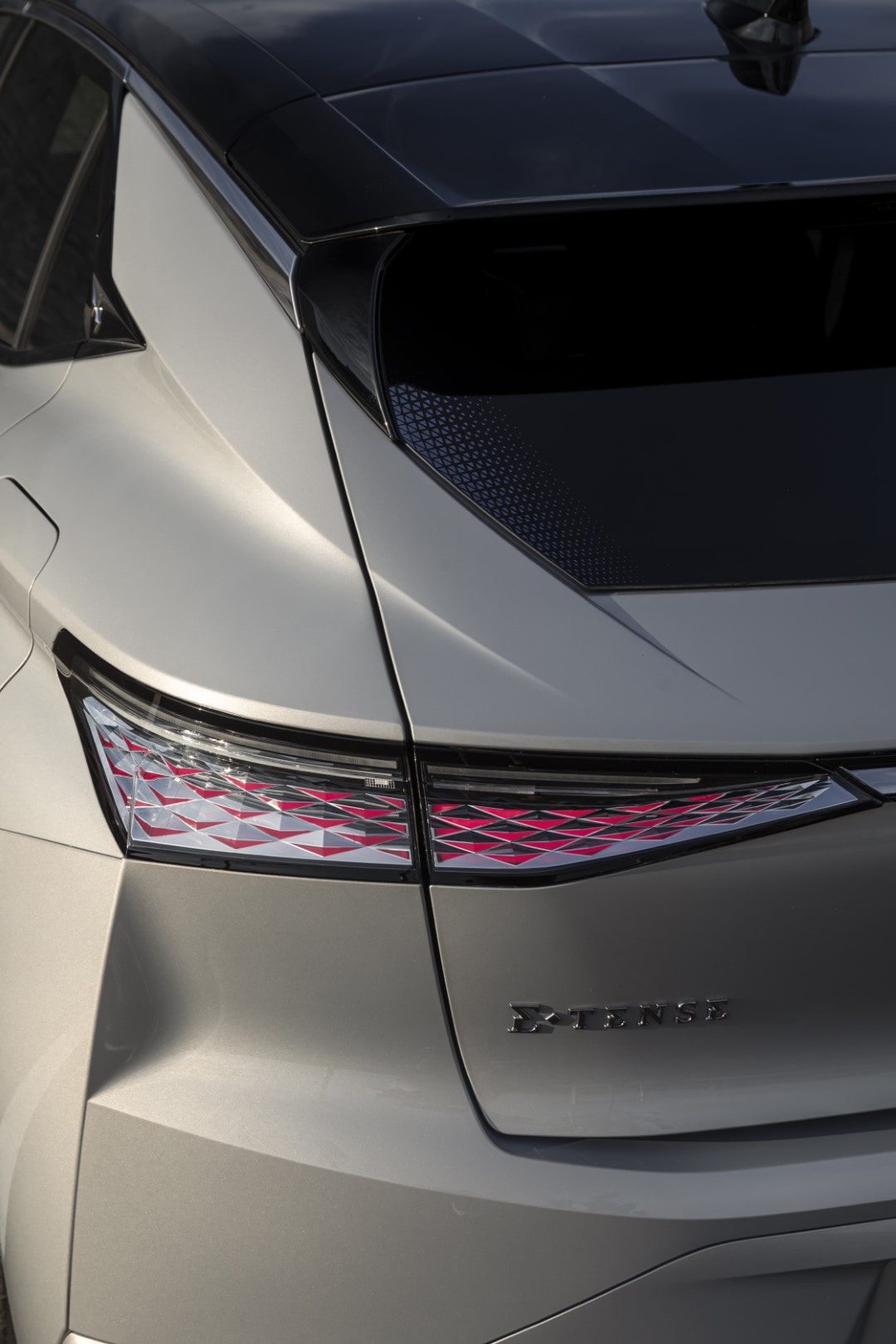 Primer plano de las luces traseras con su diseño característico, ejemplificando la atención al detalle.