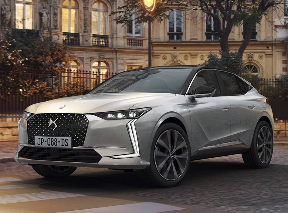 Vista angular delantero-lateral del DS 4 híbrido, iluminación y estilo elegante.
