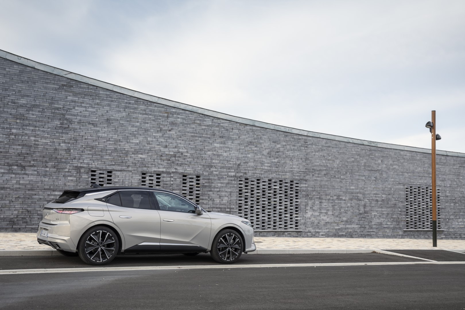 Vista completa lateral del DS 4 mostrando dimensiones y diseño.