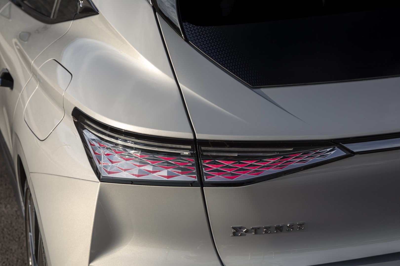 Vista detallada del faro LED del DS 4, resaltando su diseño vanguardista