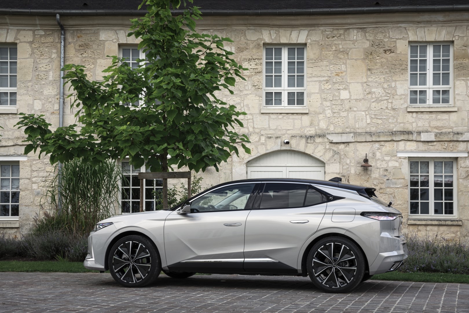 Perfil del DS 4 estacionado, mostrando su línea lateral y llantas.