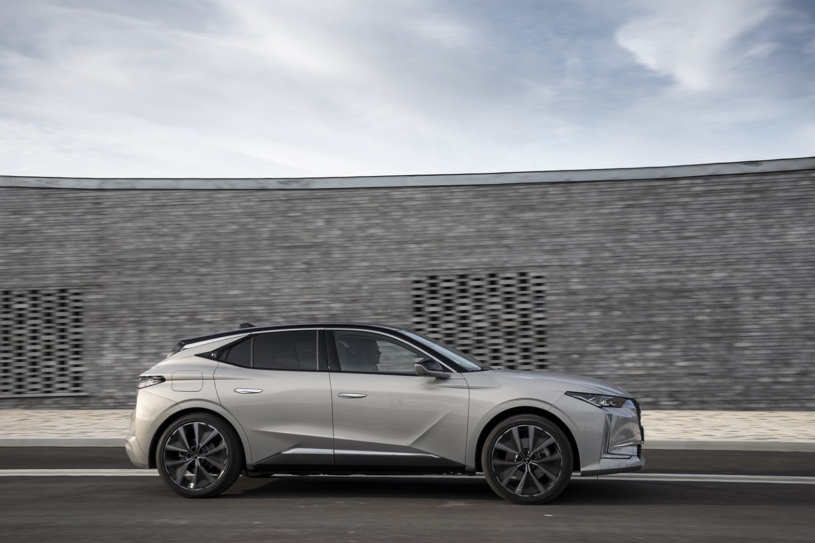 Perfil lateral del DS 4 híbrido capturando su estilizada silueta en movimiento