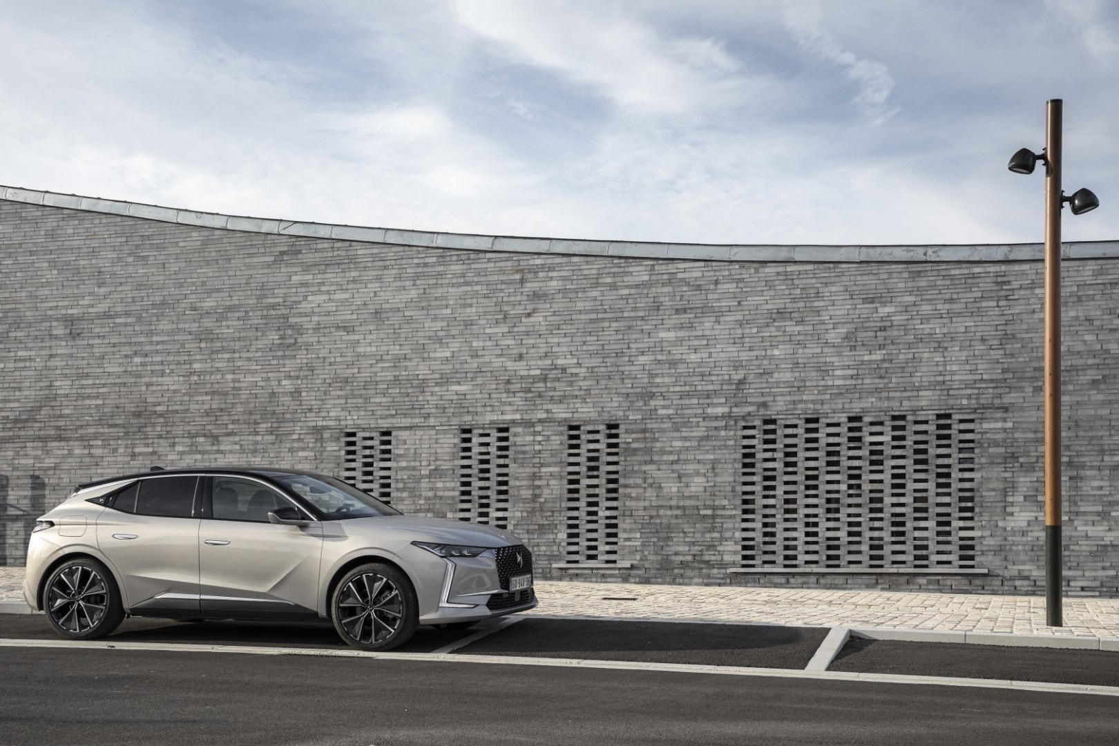 Vista lateral del DS 4 destacando su línea y diseño moderno.