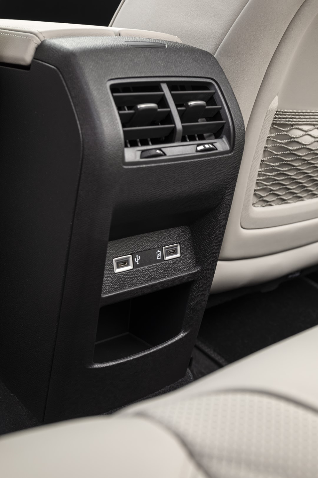 Detalle de los puertos USB para pasajeros traseros del DS 4.