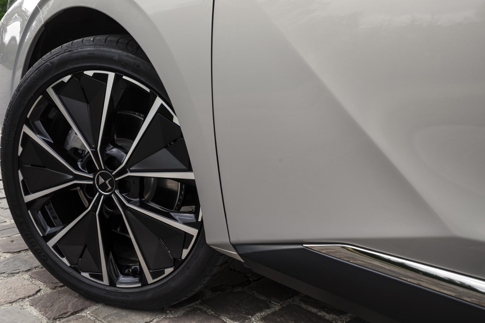 Llanta de aleación con diseño sofisticado.