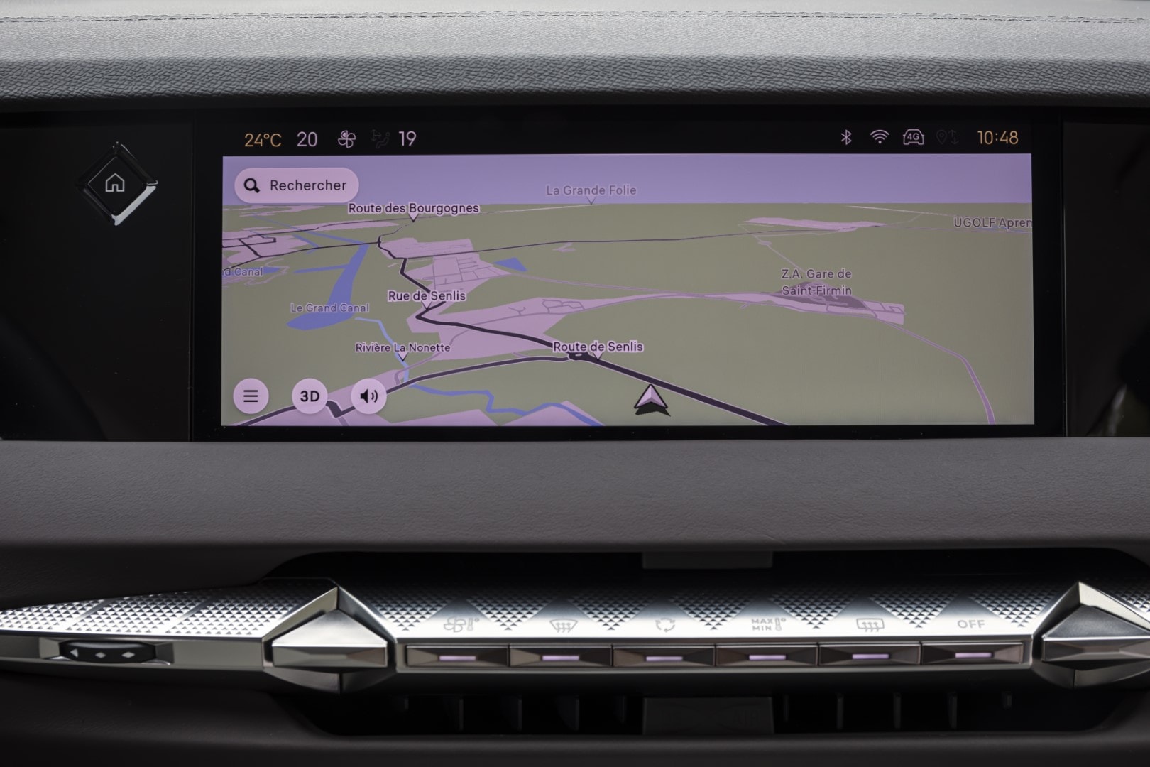 Pantalla central con sistema de navegación integrado.