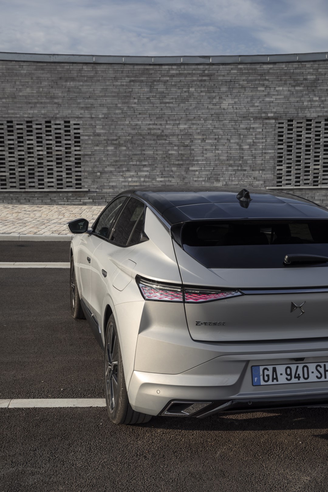 Visión trasera del DS 4 estacionado mostrando líneas y diseño de luces.
