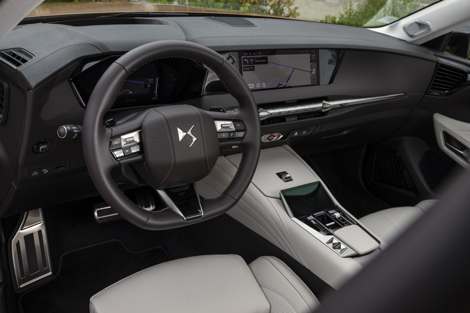 Imagen del volante en cuero con controles integrados del DS 4