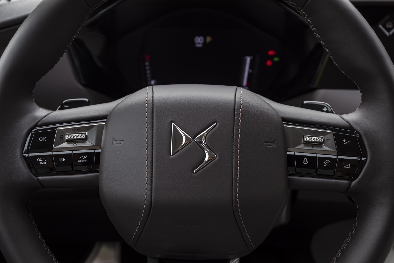 Vista en detalle del volante del DS 4, mostrando los controles integrados y su ergonomía.