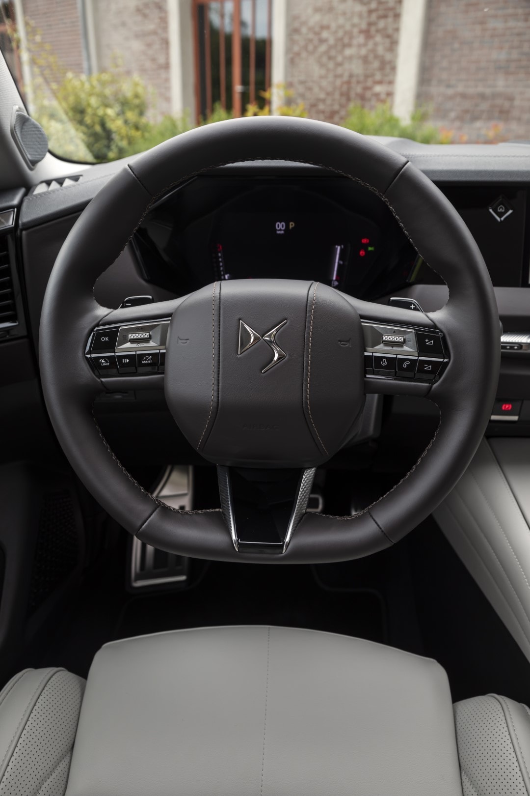 Vista frontal del volante y parte del tablero del DS 4, destacando su ergonomía