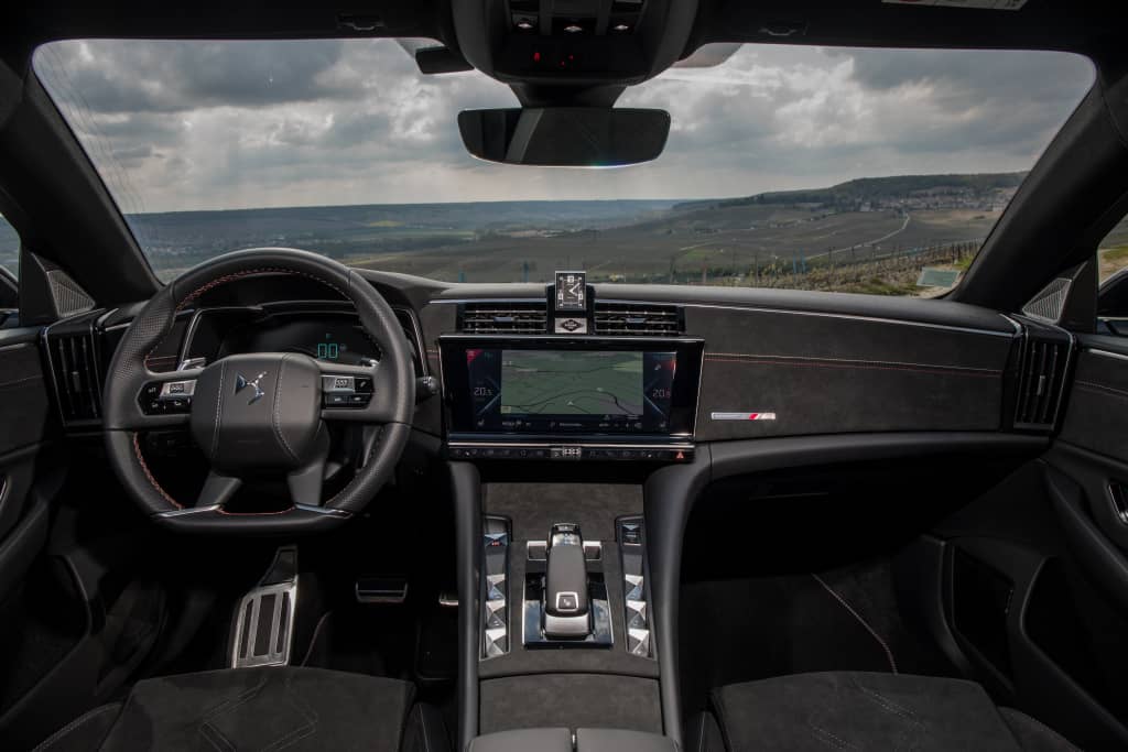 Cabina del DS 9 híbrido mostrando su sofisticada consola central y calidad de materiales.