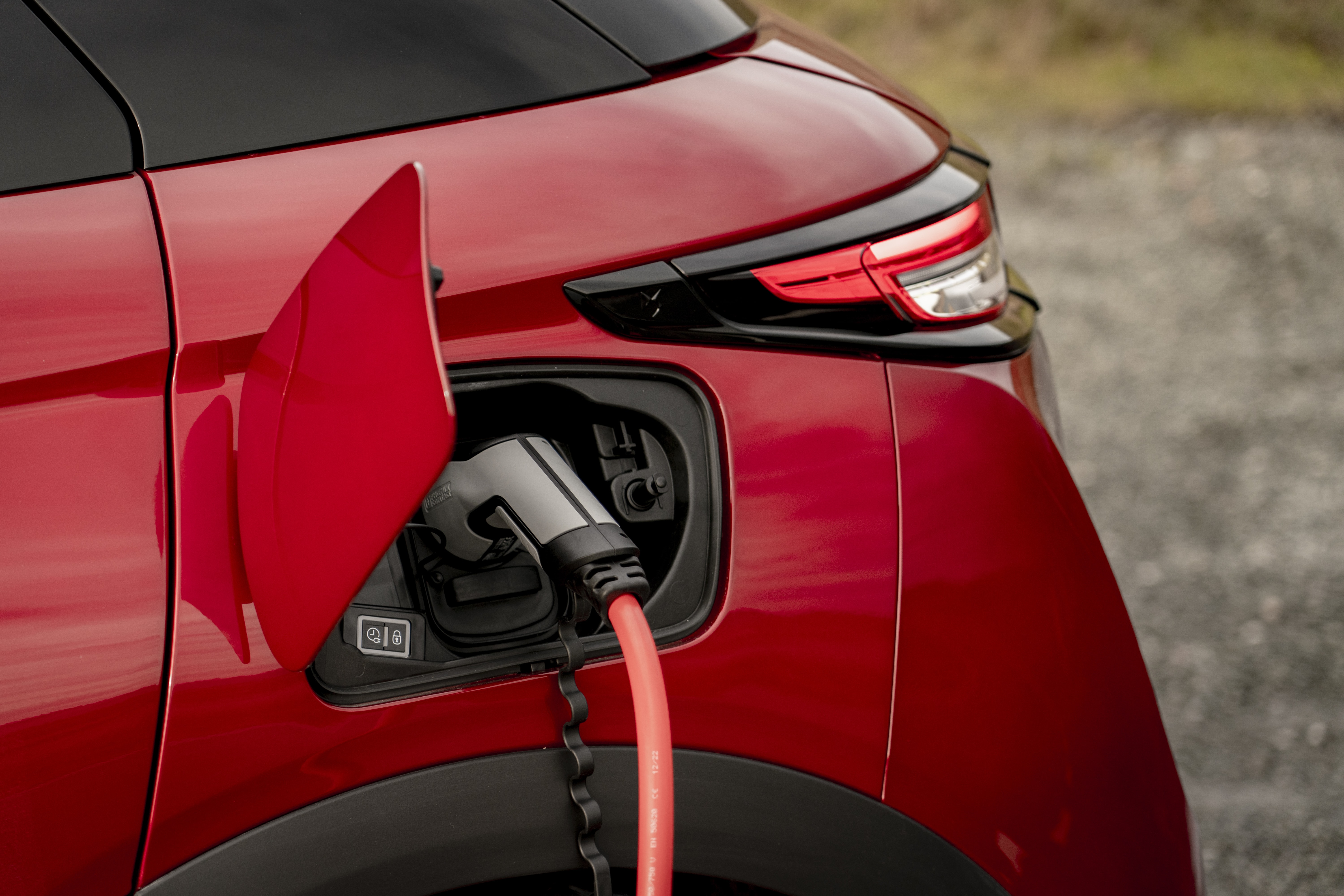 Moviendo por la carretera, el DS3 E-Tense es imagen de potencia y elegancia.