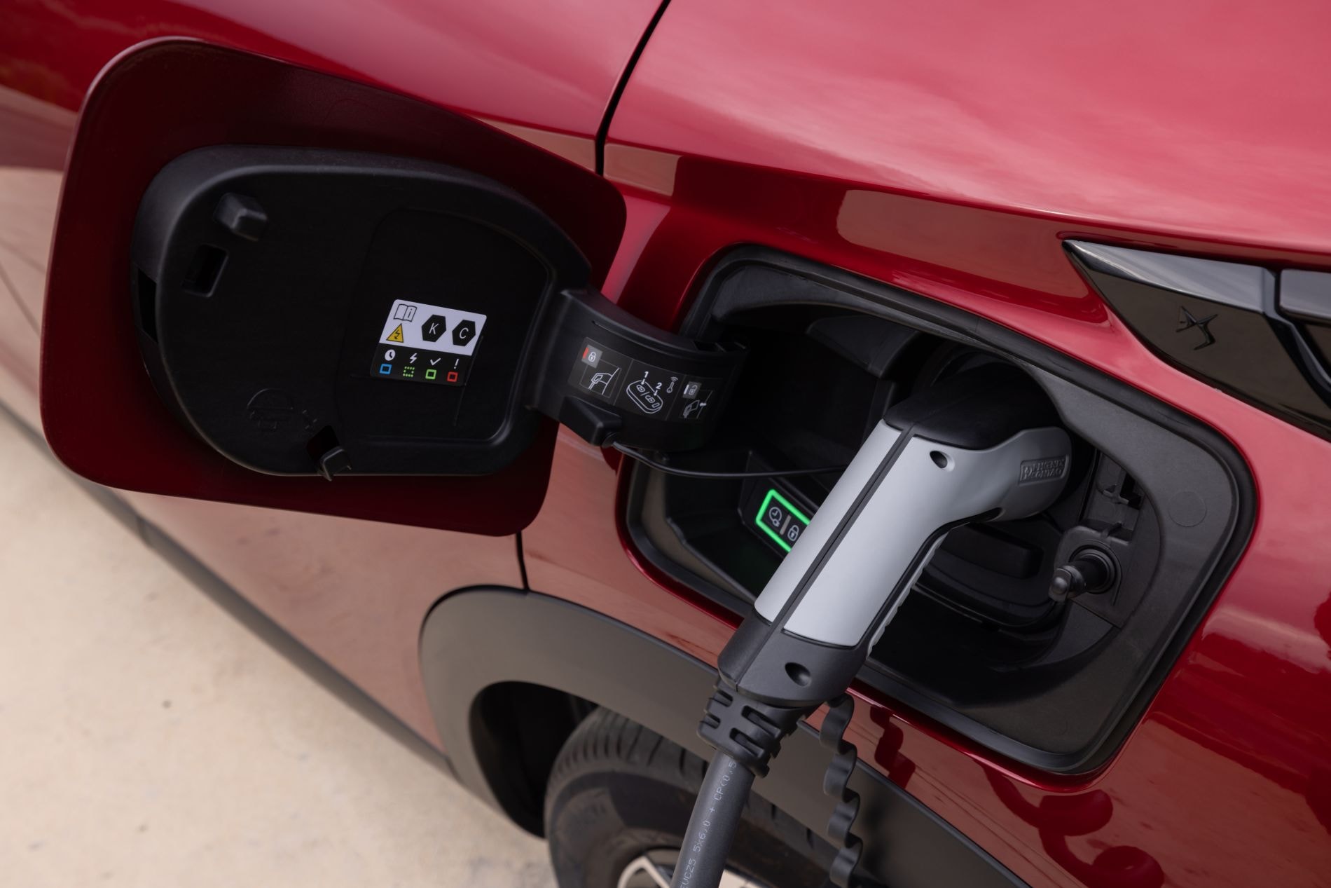 Vista posterior del DS3 E-Tense, destacando su diseño elegante y aerodinámico.