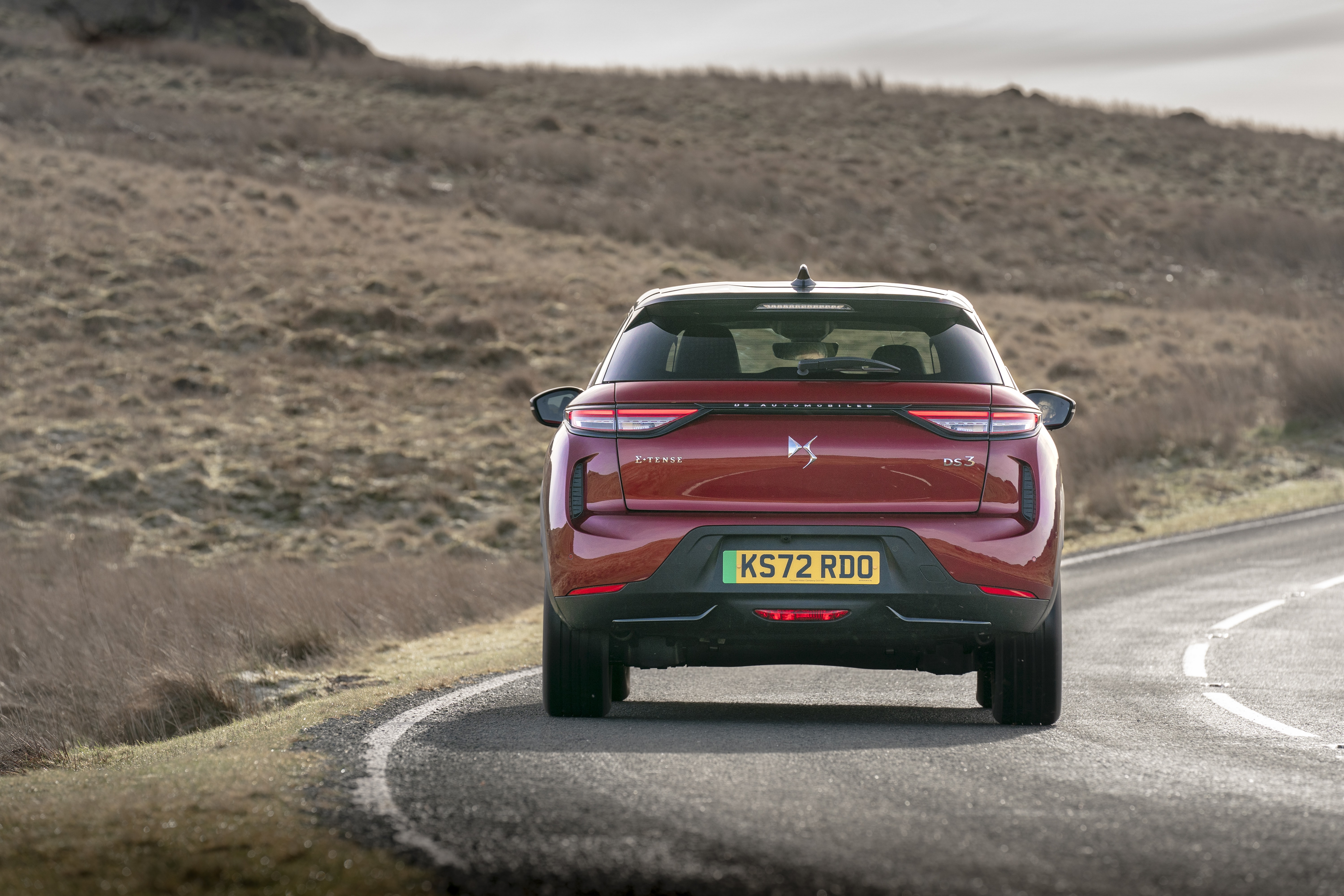 Vista lateral y frontal del DS3 E-Tense, resaltando su diseño atractivo.