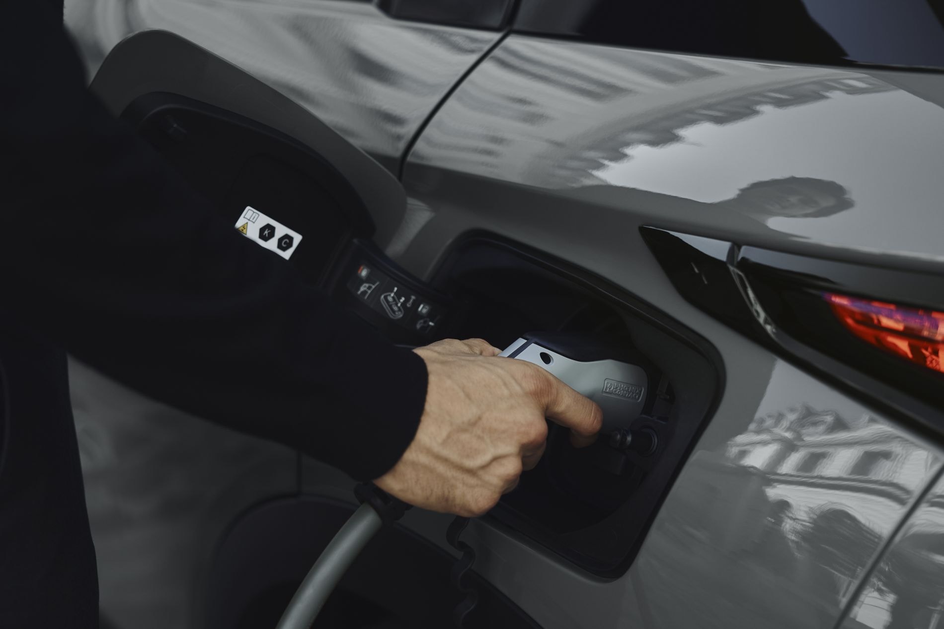 Detalle del panel central, con controles innovadores y acabados de alta calidad.