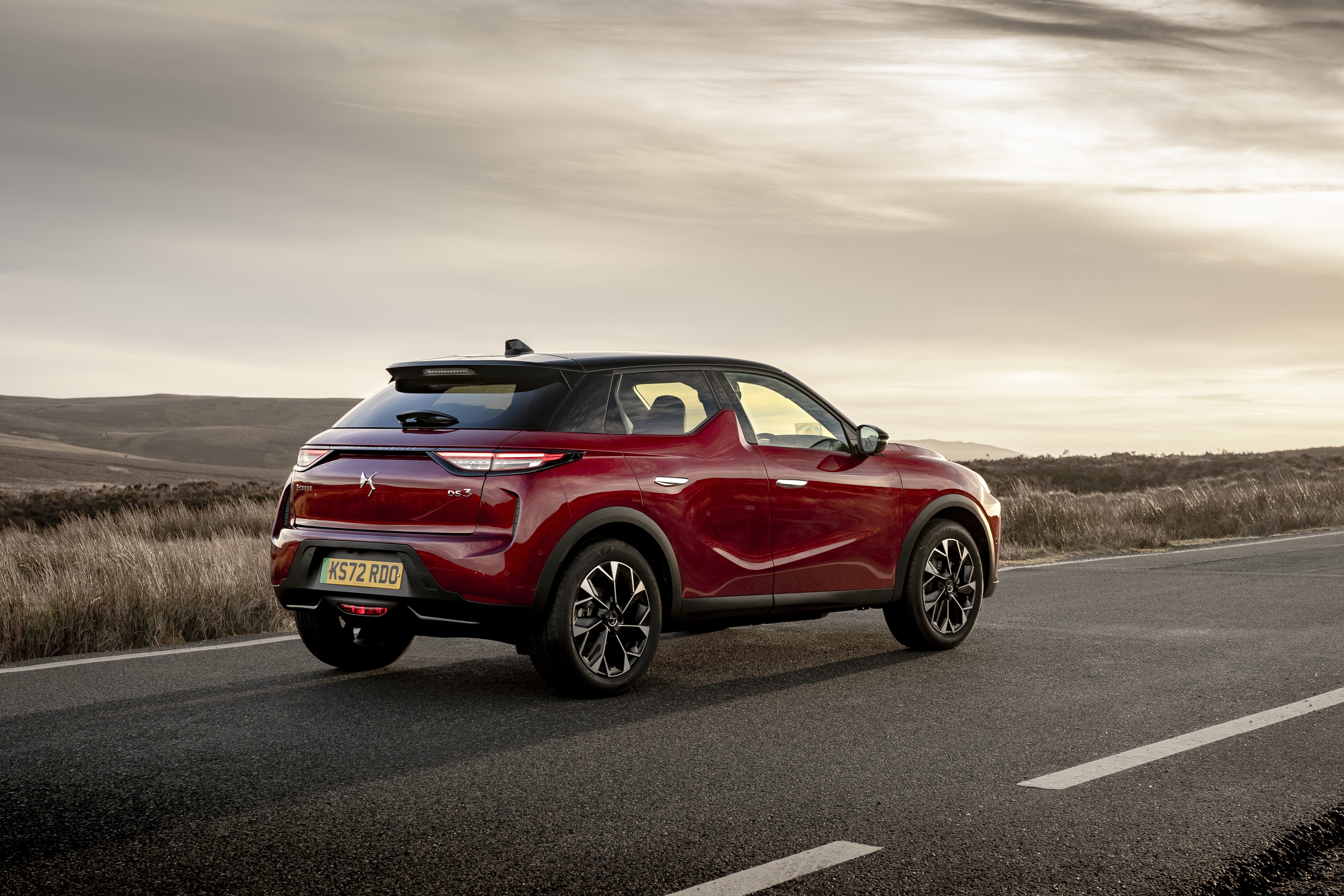 Perfil del DS3 E-Tense, diseño moderno y atractivo.