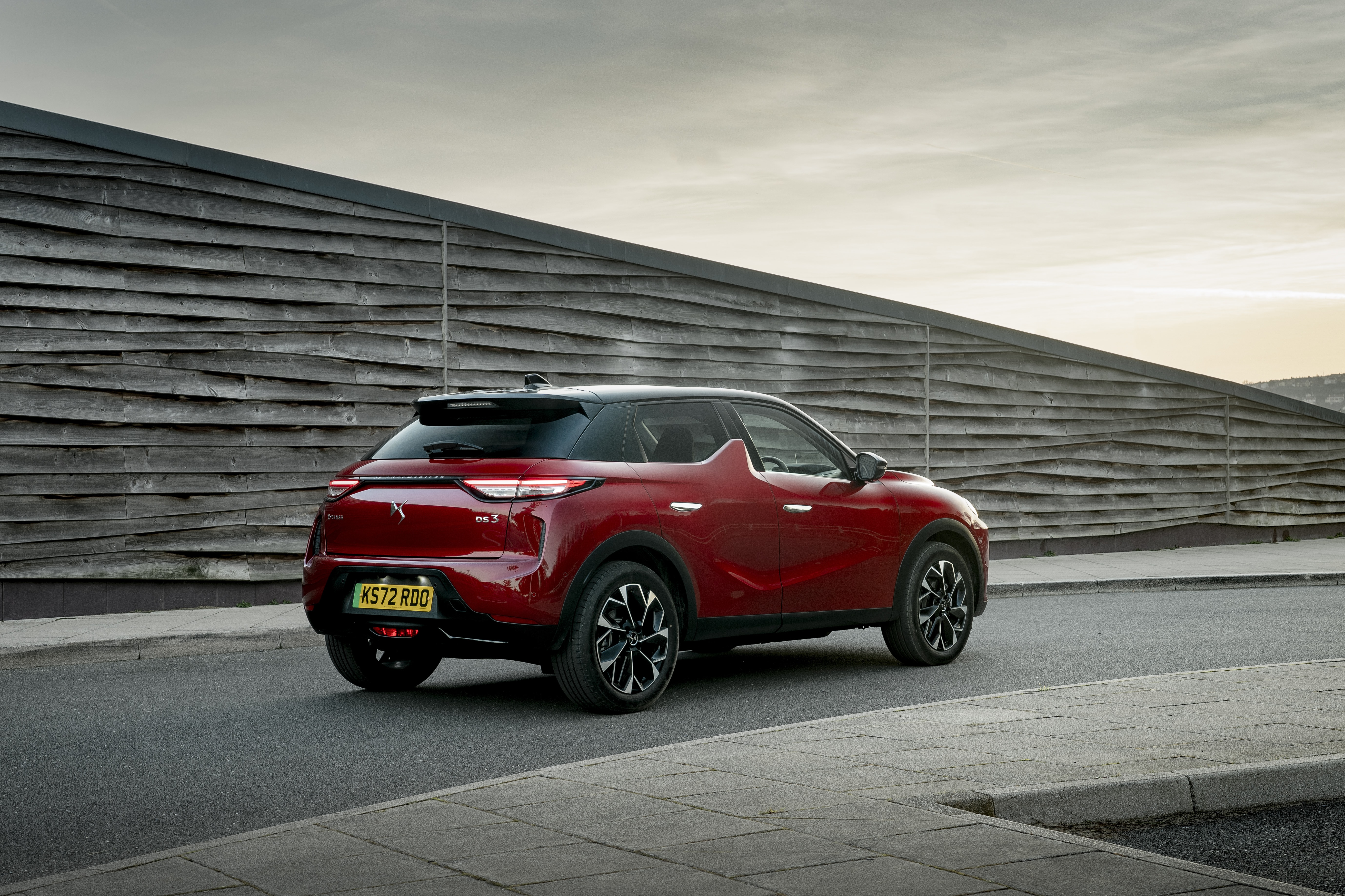 Vista trasera del DS3 E-Tense, elegante y deportiva.
