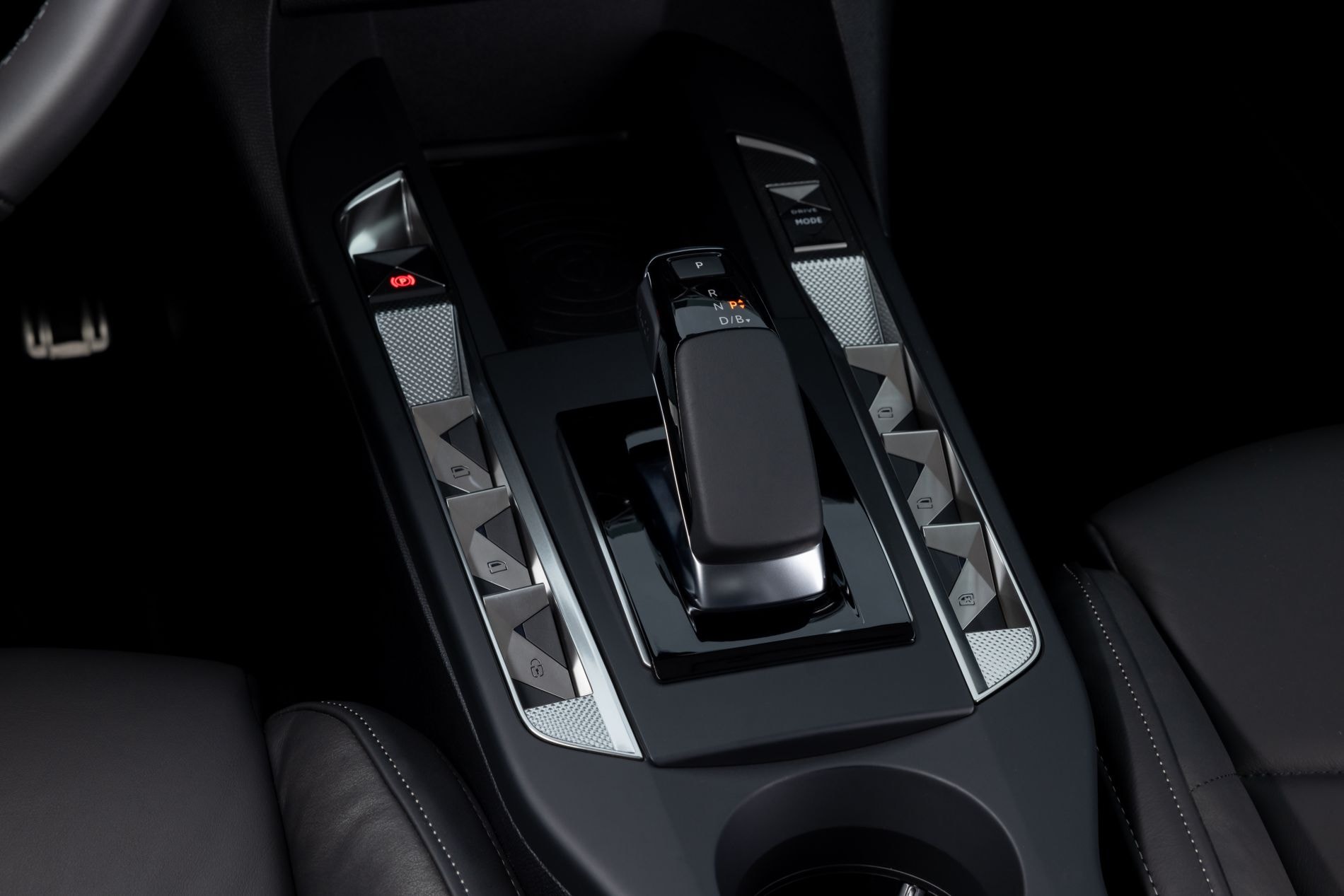 Vista del panel central del DS3 E-Tense, elegante y funcional.