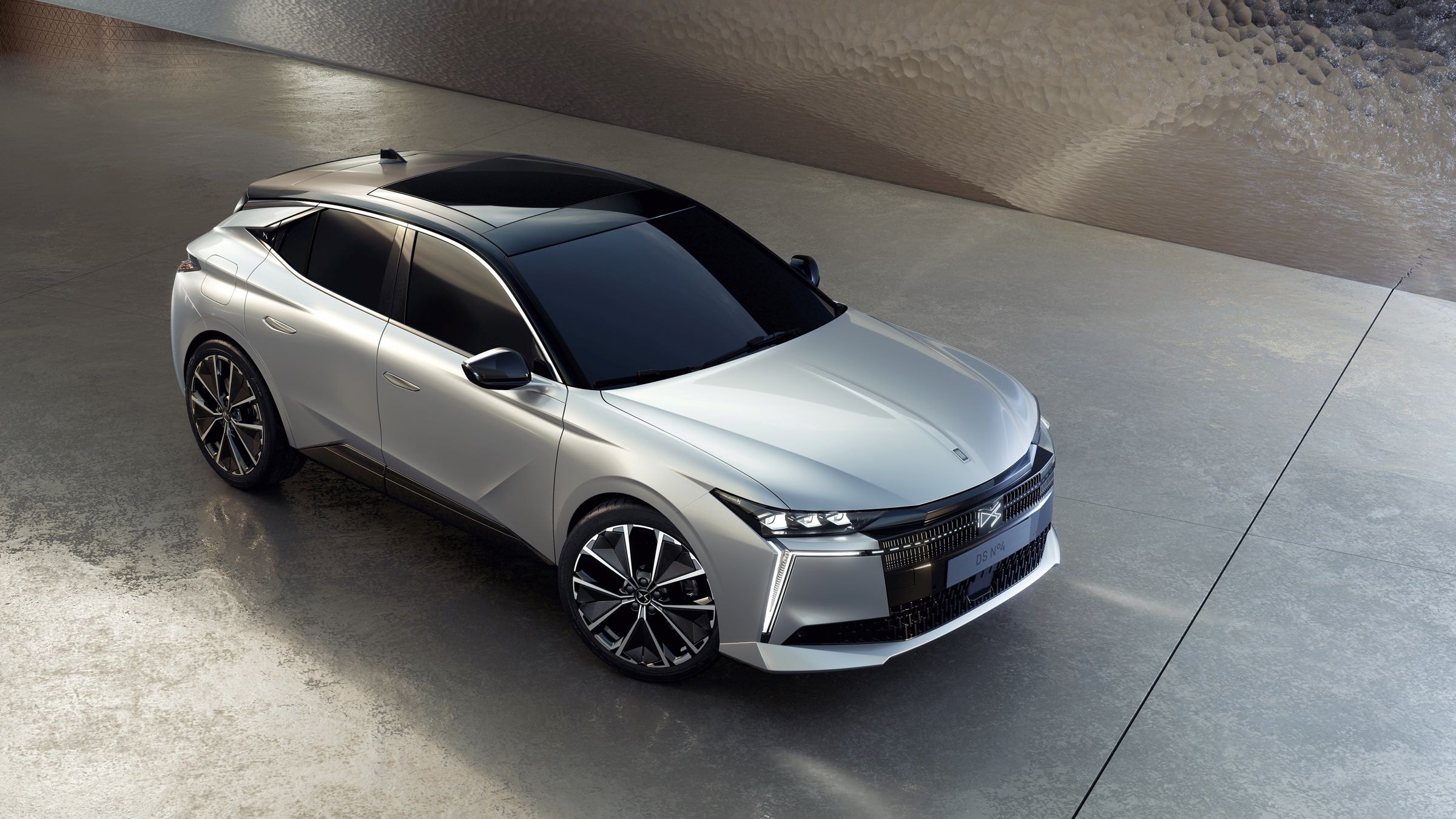 Frontal elegante del DS Nº4, destacando su distintivo diseño.