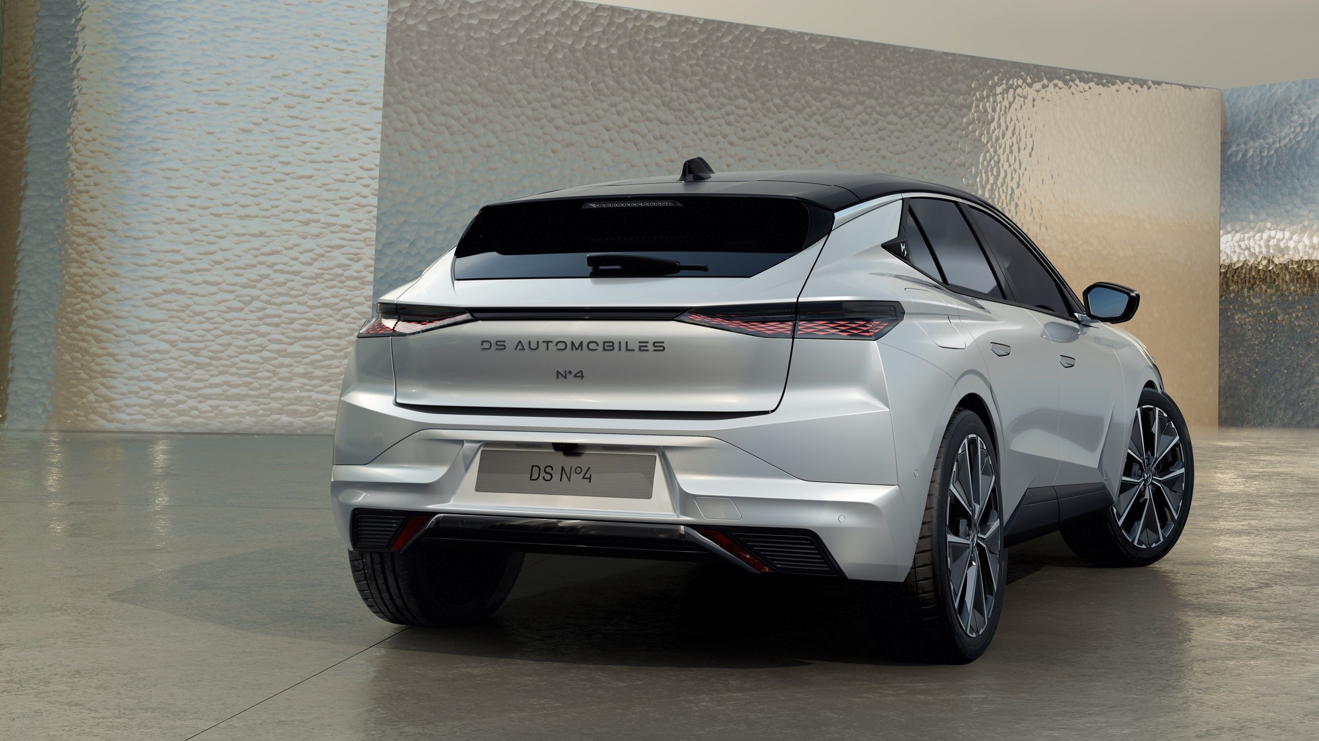 Vista lateral del DS Nº4 que resalta su silueta aerodinámica.
