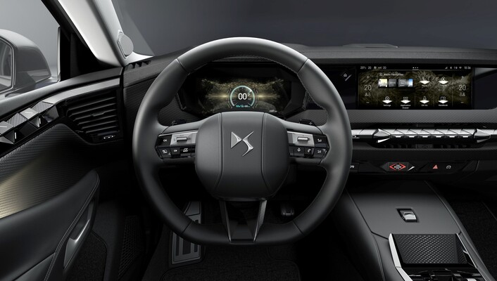 Vista trasera del DS Nº4, muestra sus líneas modernas y distintivas. Vista trasera del DS Nº4, muestra sus líneas modernas y distintivas.
