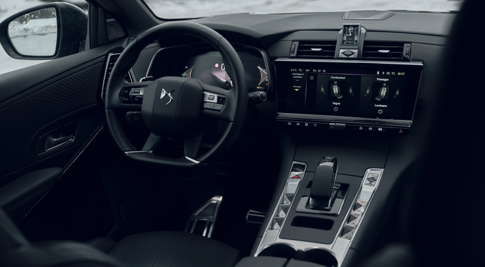 Interior del DS7 con enfoque en el volante y la consola central tecnológica.