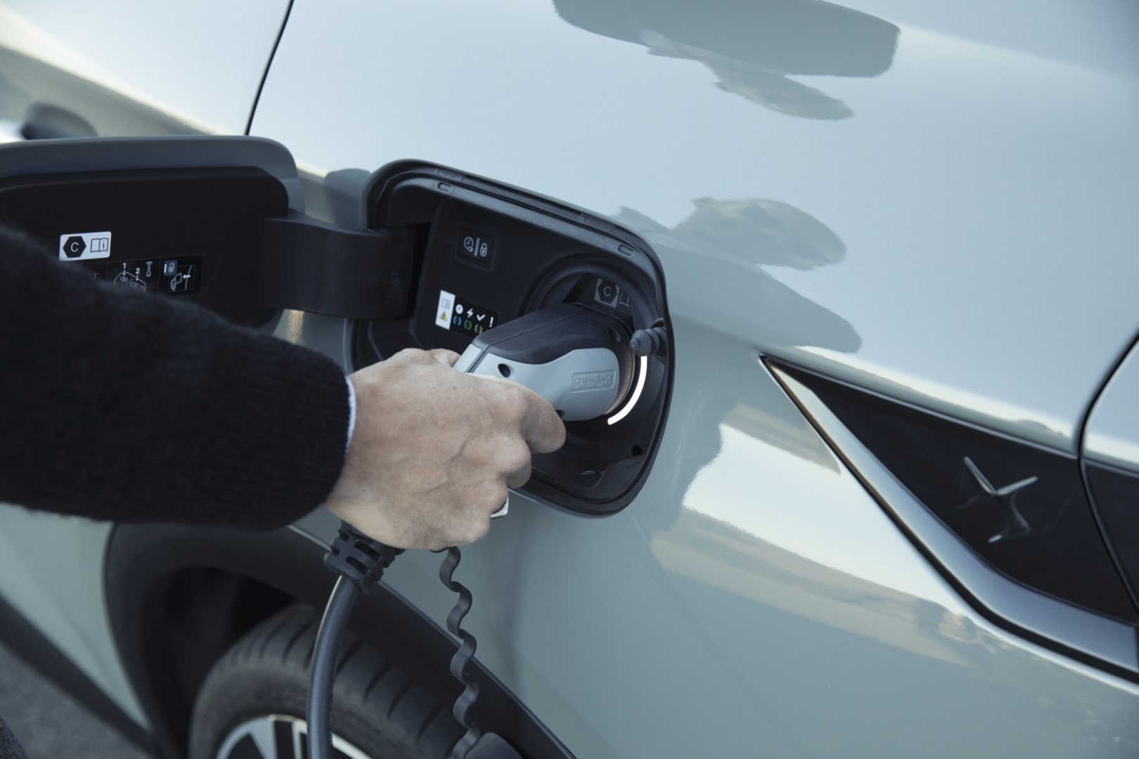 Imagen del DS7 Híbrido enchufándose para la recarga.