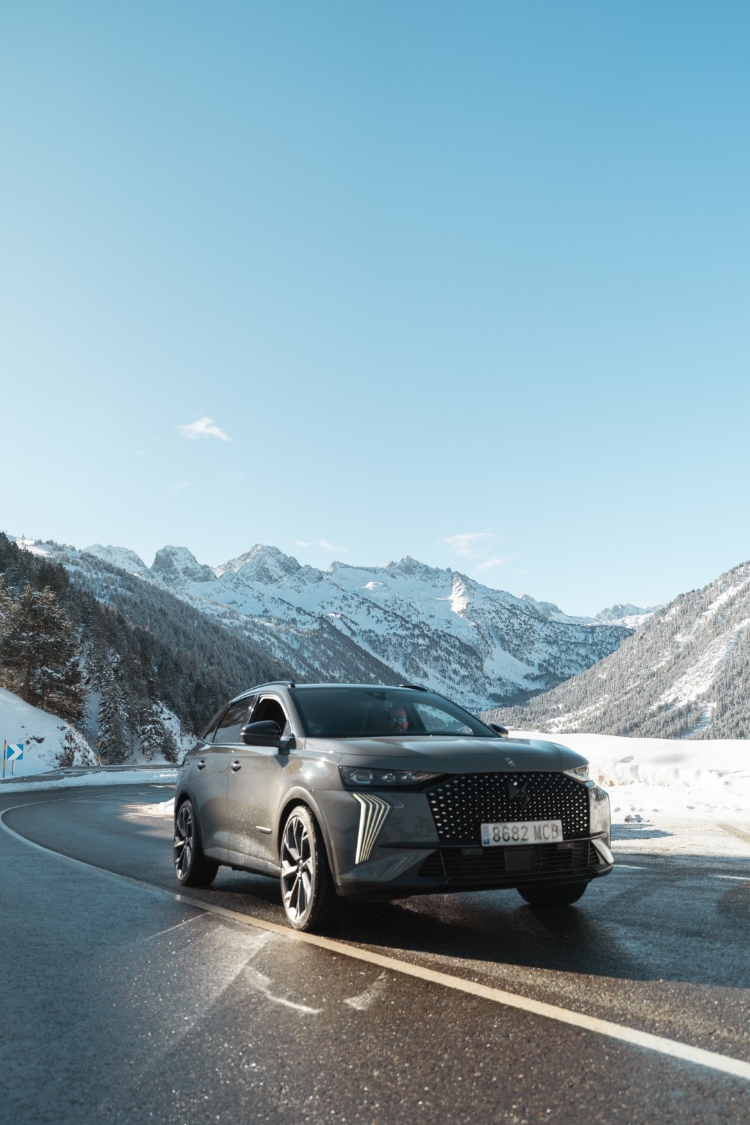 El DS7 Híbrido contrasta con la nieve, subrayando su rendimiento en todas las condiciones.