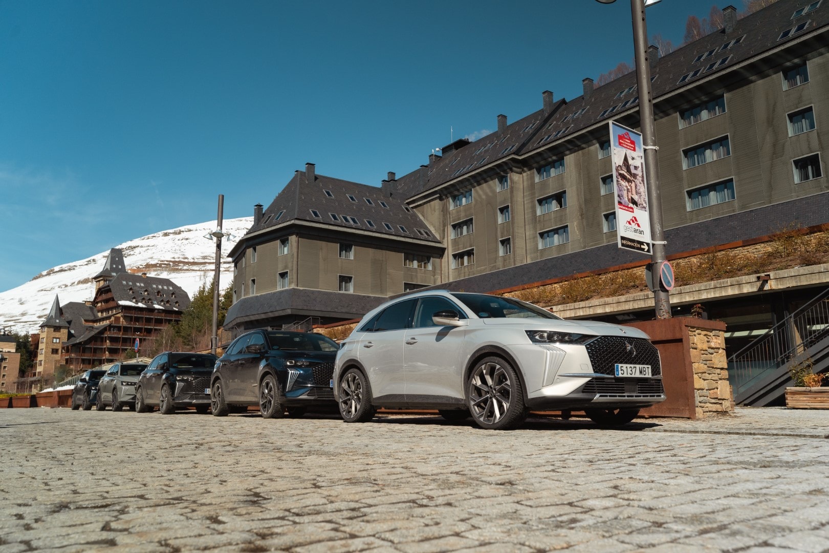 DS7 Híbrido en un ambiente urbano, mezcla de elegancia y tecnología.