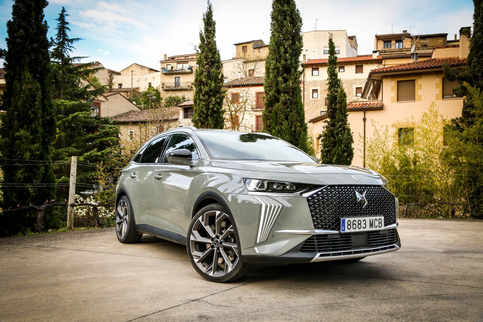 Vista angulada del DS7 Híbrido, mostrando su diseño frontal y lateral.