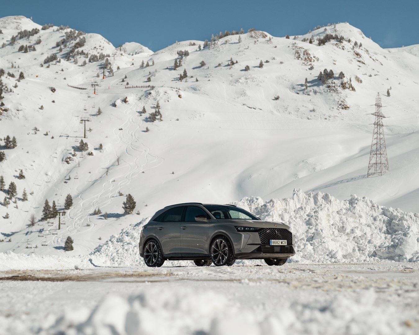 Perfil lateral del DS7 Híbrido captado en un entorno invernal.