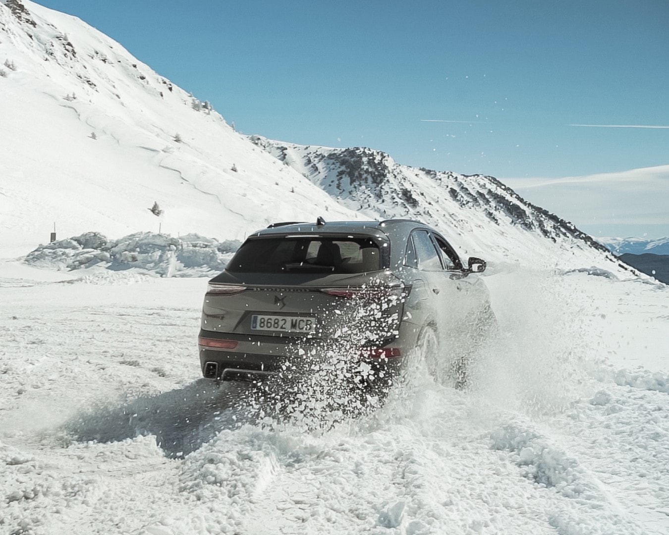 DS7 Híbrido en acción, evidenciando su potente tracción.