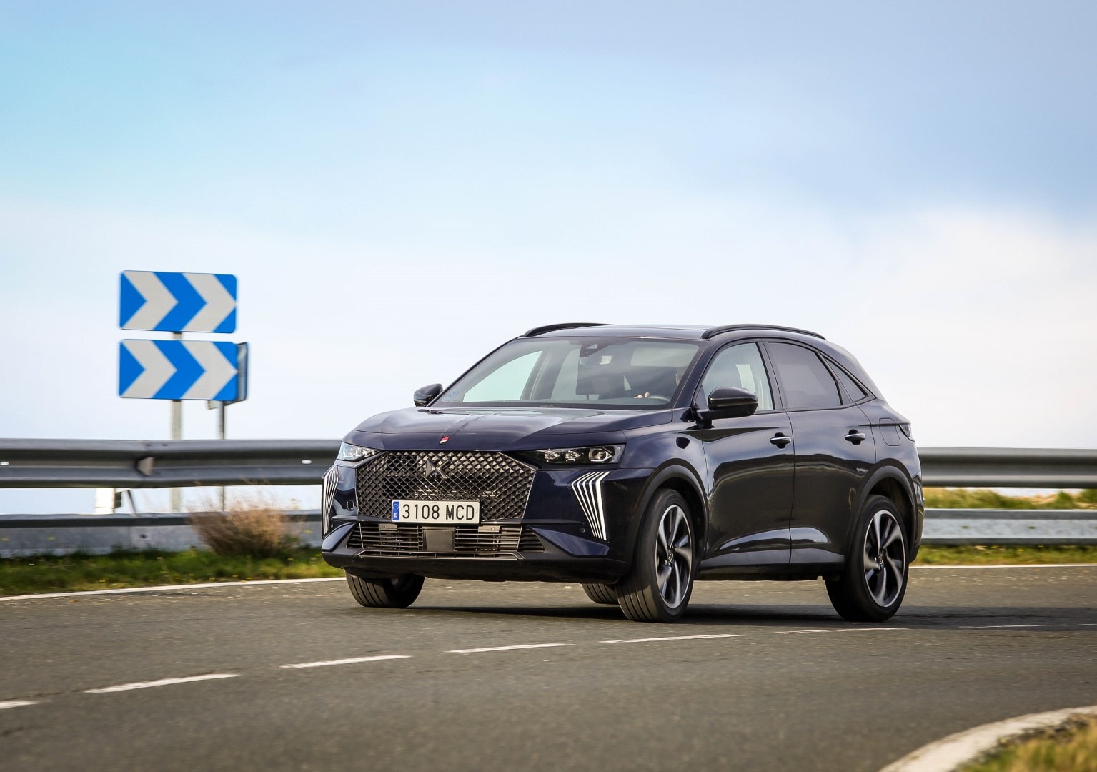 El DS7 Híbrido abordando un viraje con firmeza y estilo.