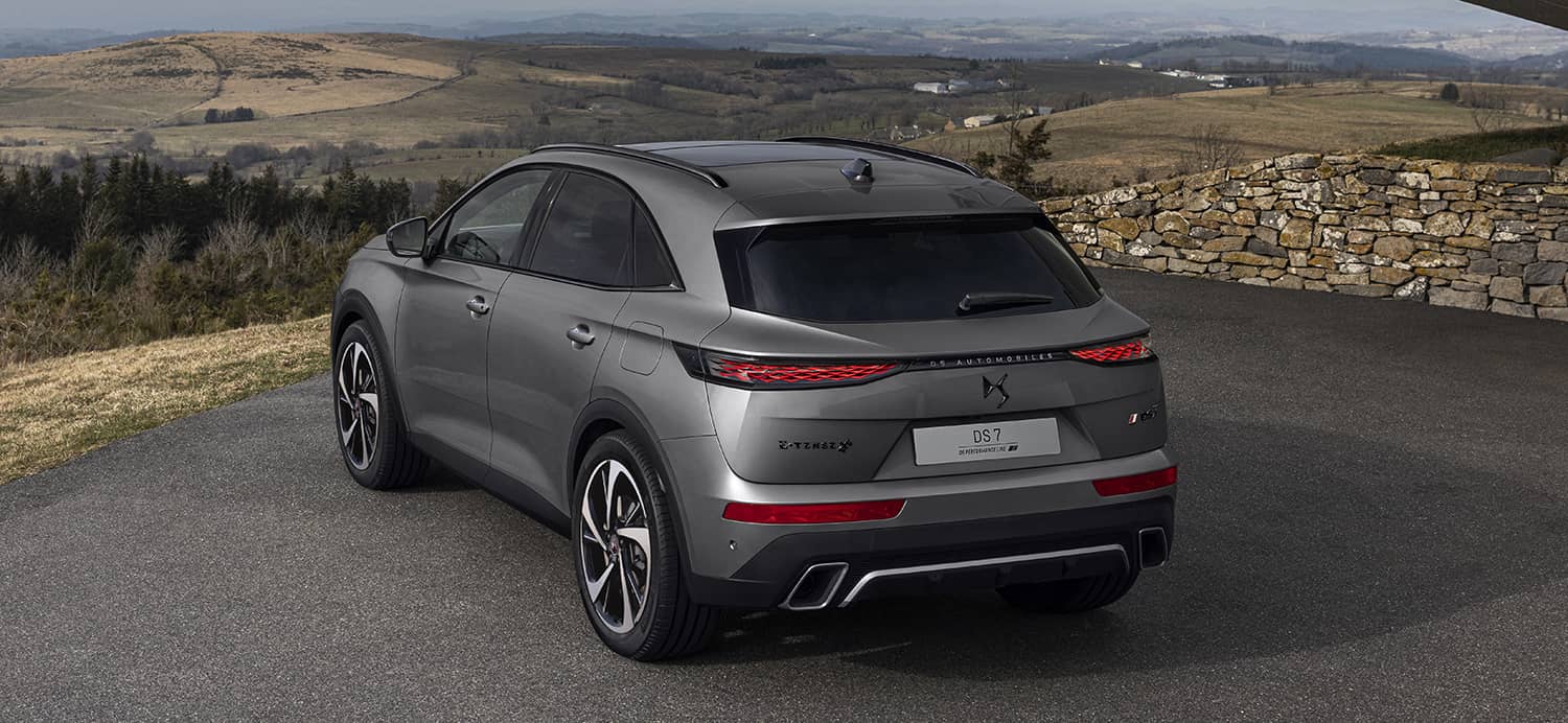 Imagen trasera del DS7 Híbrido destacando sus líneas y faros.