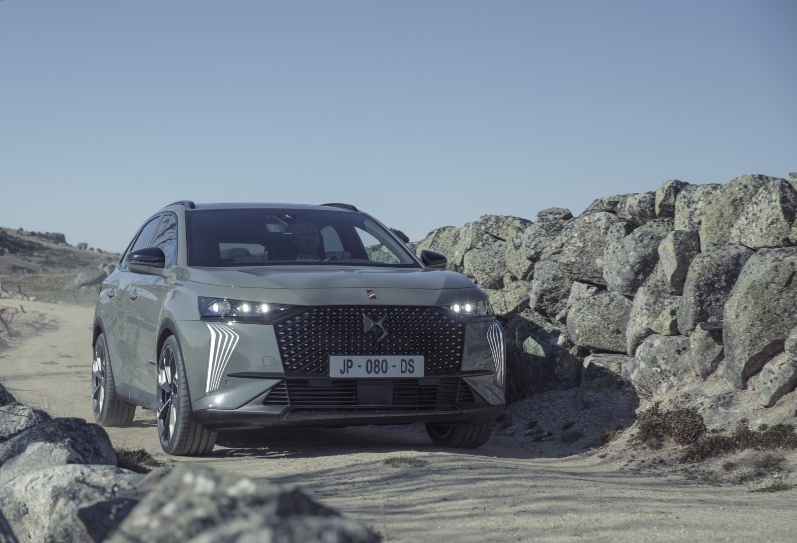 El DS7 demuestra su presencia imponente y diseño robusto en terreno rocoso.