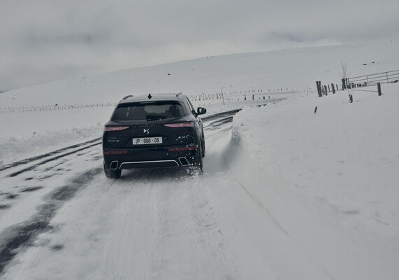 DS7 Híbrido mostrando su capacidad en nieve. DS7 Híbrido mostrando su capacidad en nieve.